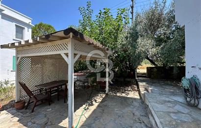 BOZCAADA SULUBAHÇE MEVKİİNDE GENİŞ BAHÇELİ SATILIK 2+1 YAZLIK