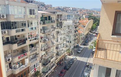 İZMİR MİTHATPAŞA CADDESİNDE DENİZ MANZARALI SATILIK YALI DAİRESİ