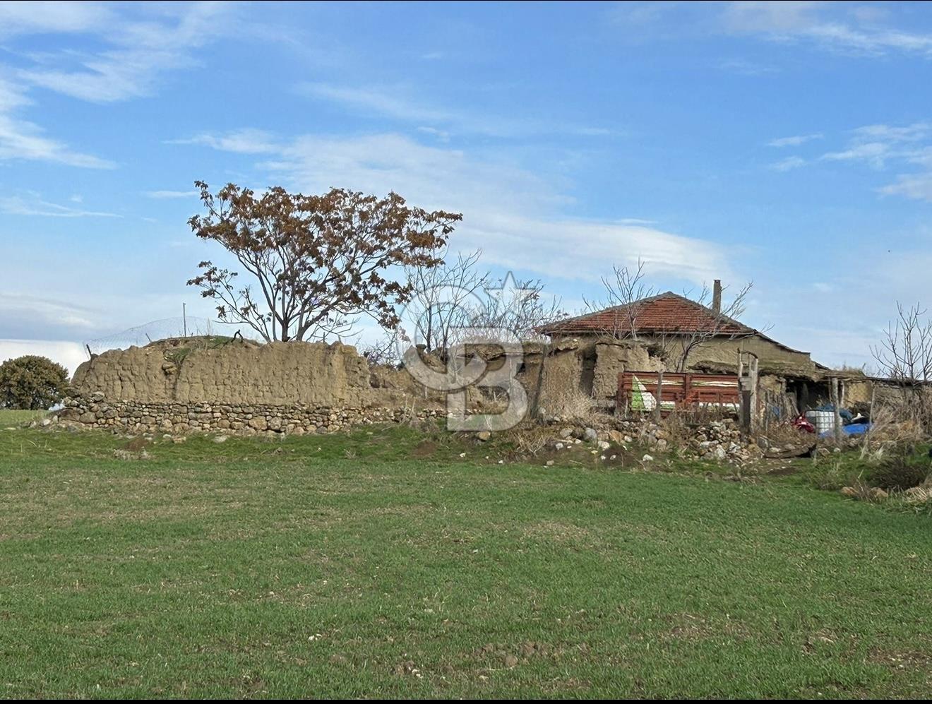 Çivril Işıklıgölde köyiçi içinde yapı olan arsa