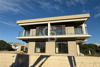 Urla Çeşmealtın’da Satılık Havuzlu Villa 