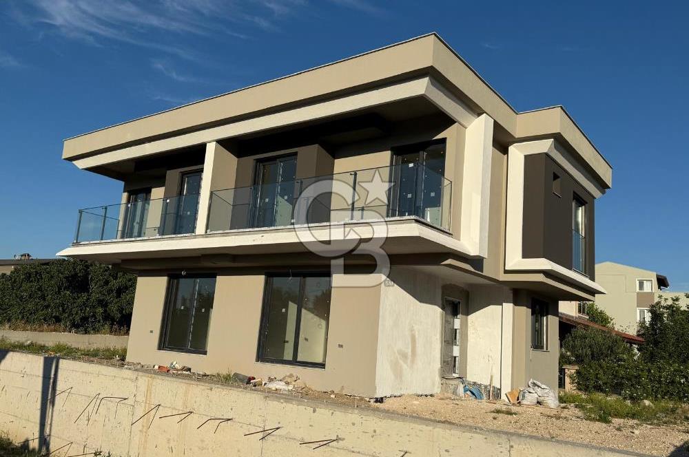 Urla Çeşmealtın’da Satılık Havuzlu Villa 