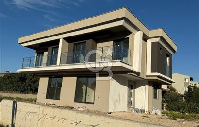 Urla Çeşmealtın’da Satılık Havuzlu Villa 
