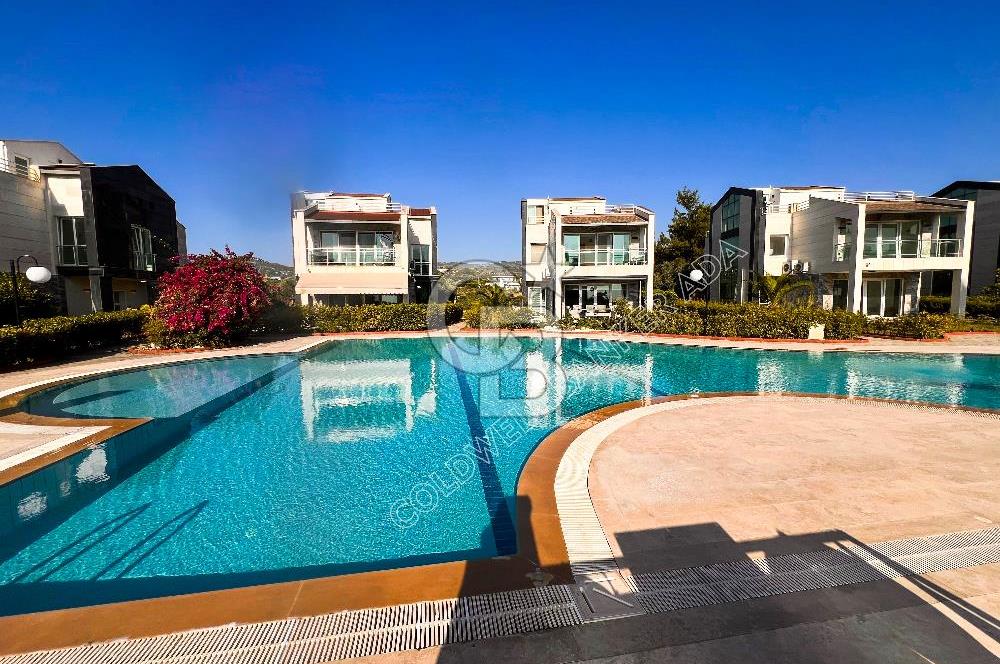 KUŞADASI PANORAMİK DENİZ MANZARALI SİTEDE DUPLEKS VİLLA