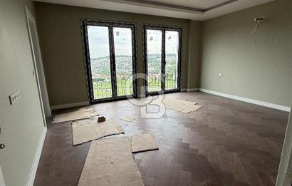 ZEKERİYAKÖY ÇARŞIYA YAKIN, BUTİK SİTEDE SIFIR 4+1 ÖZEL YAPIM TRİPLEX VİLLA