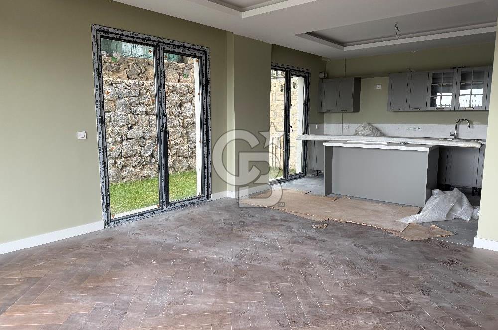 ZEKERİYAKÖY ÇARŞIYA YAKIN, BUTİK SİTEDE SIFIR 4+1 ÖZEL YAPIM TRİPLEX VİLLA