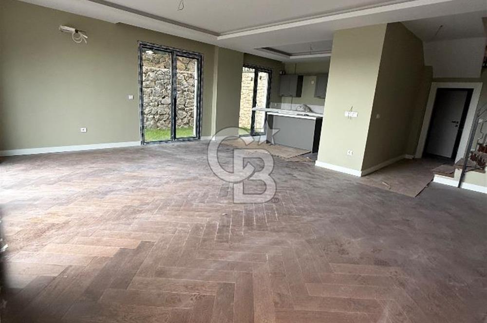 ZEKERİYAKÖY ÇARŞIYA YAKIN, BUTİK SİTEDE SIFIR 4+1 ÖZEL YAPIM TRİPLEX VİLLA