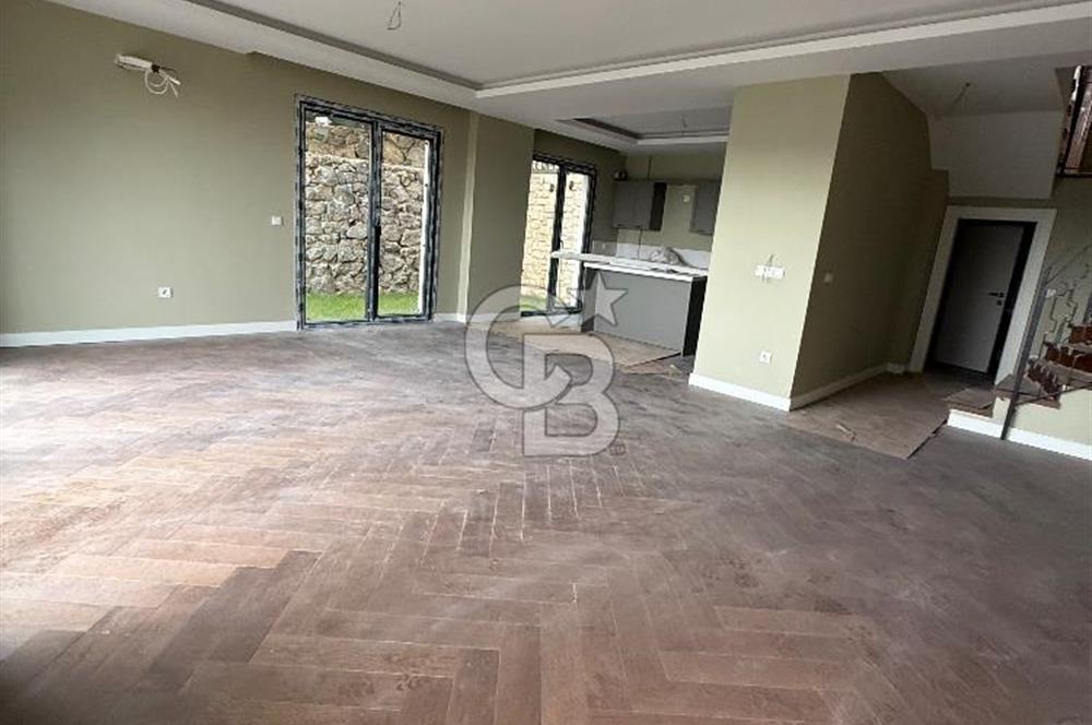 ZEKERİYAKÖY ÇARŞIYA YAKIN, BUTİK SİTEDE SIFIR 4+1 ÖZEL YAPIM TRİPLEX VİLLA