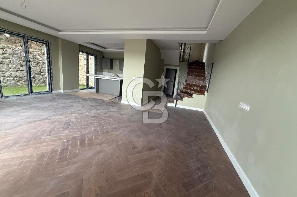 ZEKERİYAKÖY ÇARŞIYA YAKIN, BUTİK SİTEDE SIFIR 4+1 ÖZEL YAPIM TRİPLEX VİLLA