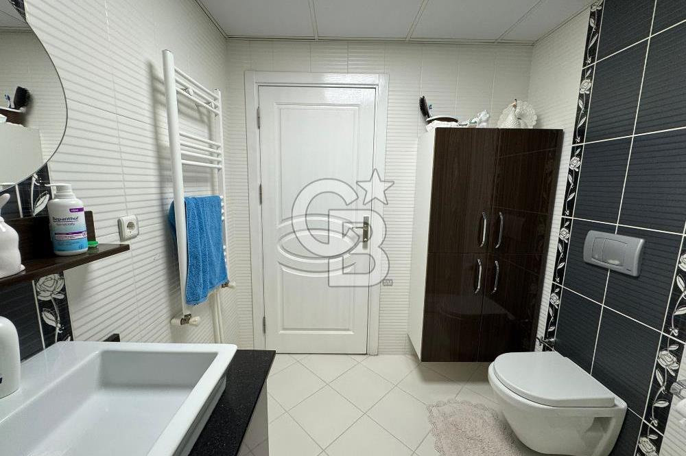 Bornova Royal O. Akbulut Sitesi'nde Havuzlu 3+1 Satılık Daire