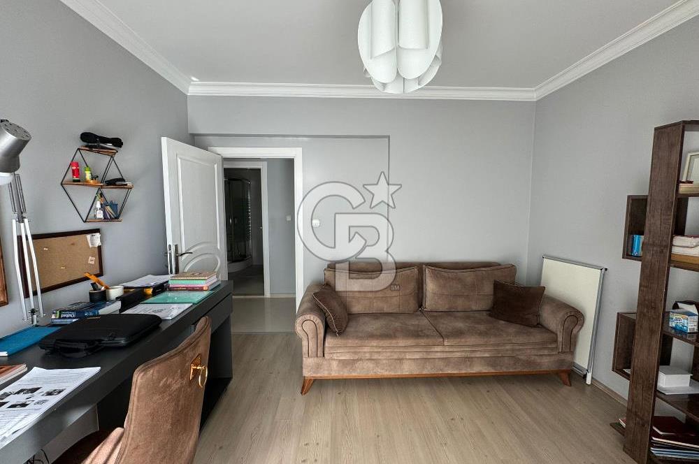 Bornova Royal O. Akbulut Sitesi'nde Havuzlu 3+1 Satılık Daire