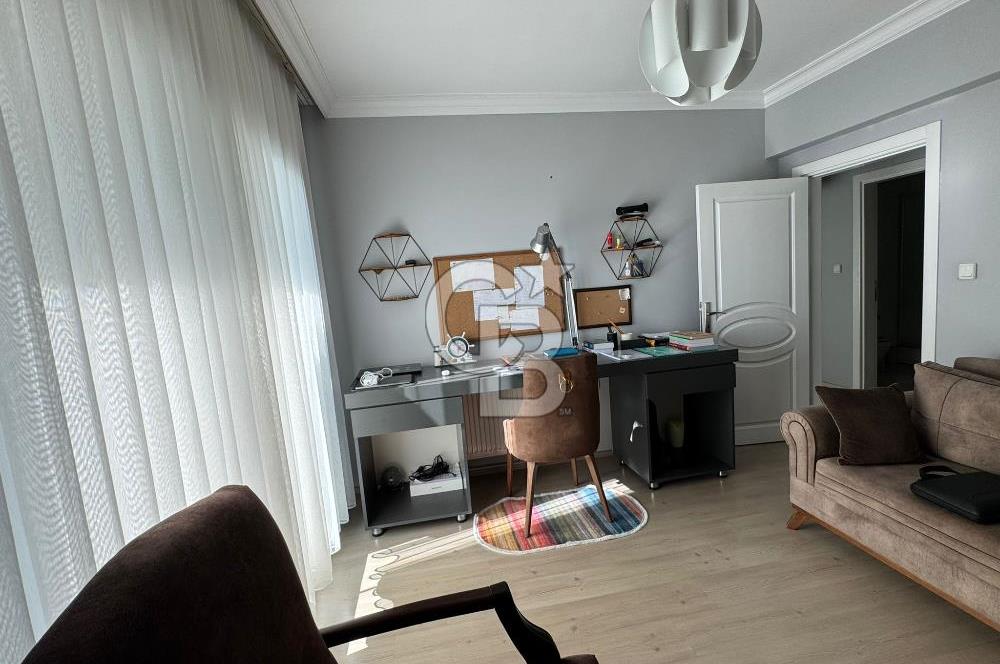 Bornova Royal O. Akbulut Sitesi'nde Havuzlu 3+1 Satılık Daire