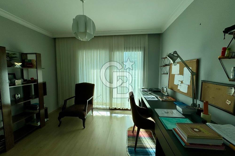 Bornova Royal O. Akbulut Sitesi'nde Havuzlu 3+1 Satılık Daire