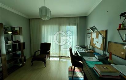 Bornova Royal O. Akbulut Sitesi'nde Havuzlu 3+1 Satılık Daire