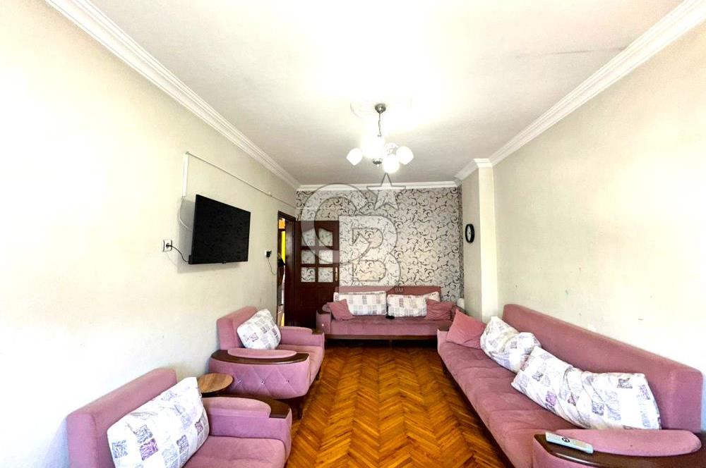 MAHMUTBEY MEYDAN'DA MERKEZİ KONUMDA 2+1 SATILIK DAİRE