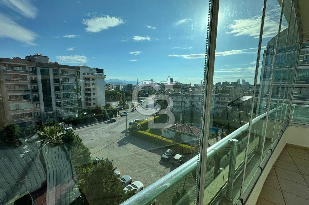 Bornova Royal O. Akbulut Sitesi'nde Havuzlu 3+1 Satılık Daire