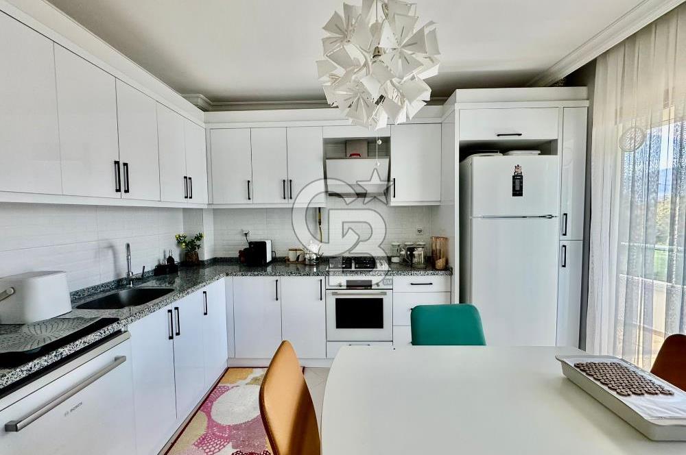 Bornova Royal O. Akbulut Sitesi'nde Havuzlu 3+1 Satılık Daire