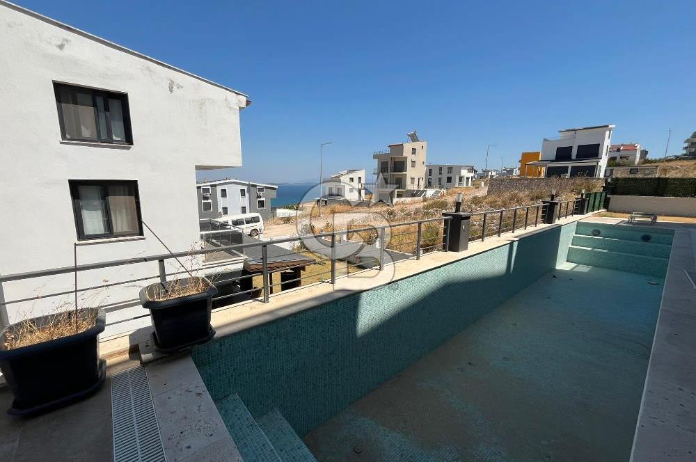 Karaburun Kamukent Sitesi 4+1 Eşyalı Kiralık Tripleks Villa