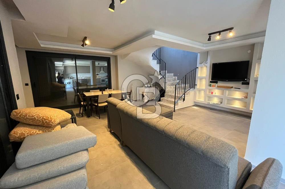 Karaburun Kamukent Sitesi 4+1 Eşyalı Kiralık Tripleks Villa