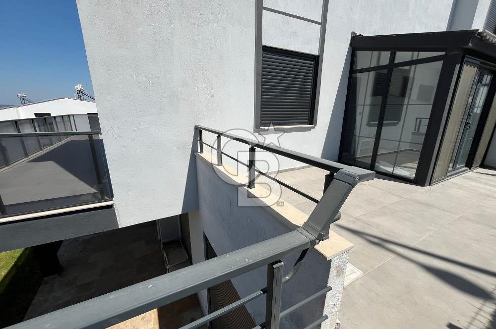 Karaburun Kamukent Sitesi 4+1 Eşyalı Kiralık Tripleks Villa