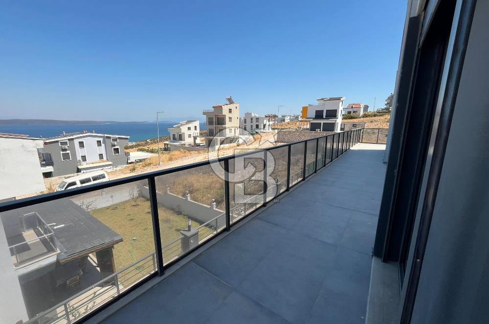 Karaburun Kamukent Sitesi 4+1 Eşyalı Kiralık Tripleks Villa
