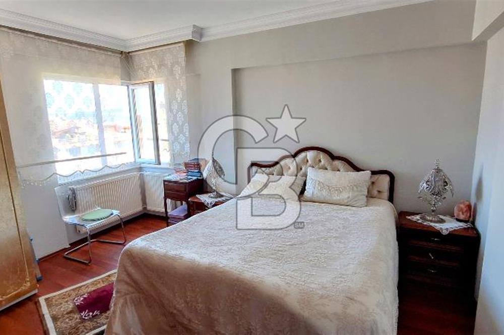 Çengelköy'de Sitede Kısmi Boğaz Manzaralı Teraslı Bakımlı Dubleks