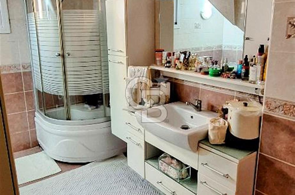 Çengelköy'de Sitede Kısmi Boğaz Manzaralı Teraslı Bakımlı Dubleks