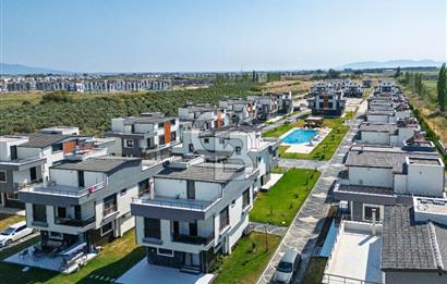 Dikili Salihler'de Holwest Projesinde Satılık Havuzlu 4+1 Villa
