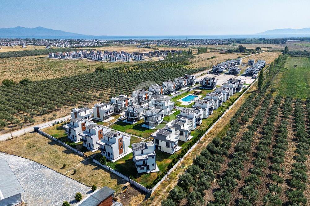 Dikili Salihler'de Holwest Projesinde Satılık Havuzlu 4+1 Villa