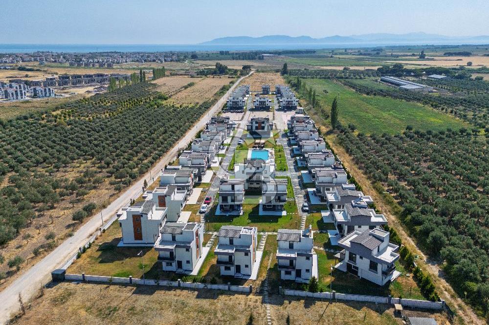 Dikili Salihler'de Holwest Projesinde Satılık Havuzlu 4+1 Villa