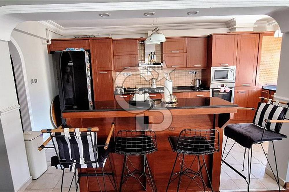 Çengelköy'de Sitede Kısmi Boğaz Manzaralı Teraslı Bakımlı Dubleks