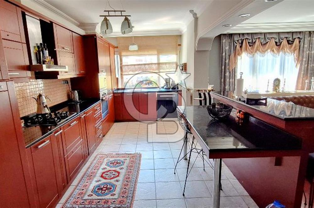 Çengelköy'de Sitede Kısmi Boğaz Manzaralı Teraslı Bakımlı Dubleks