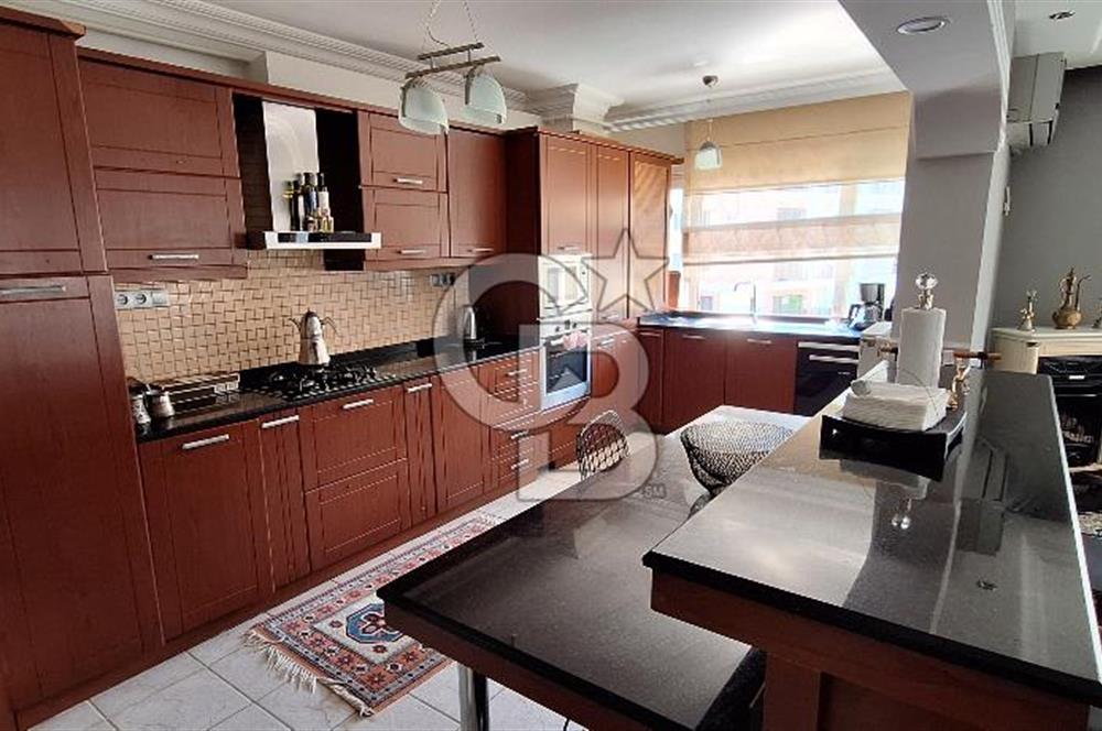 Çengelköy'de Sitede Kısmi Boğaz Manzaralı Teraslı Bakımlı Dubleks