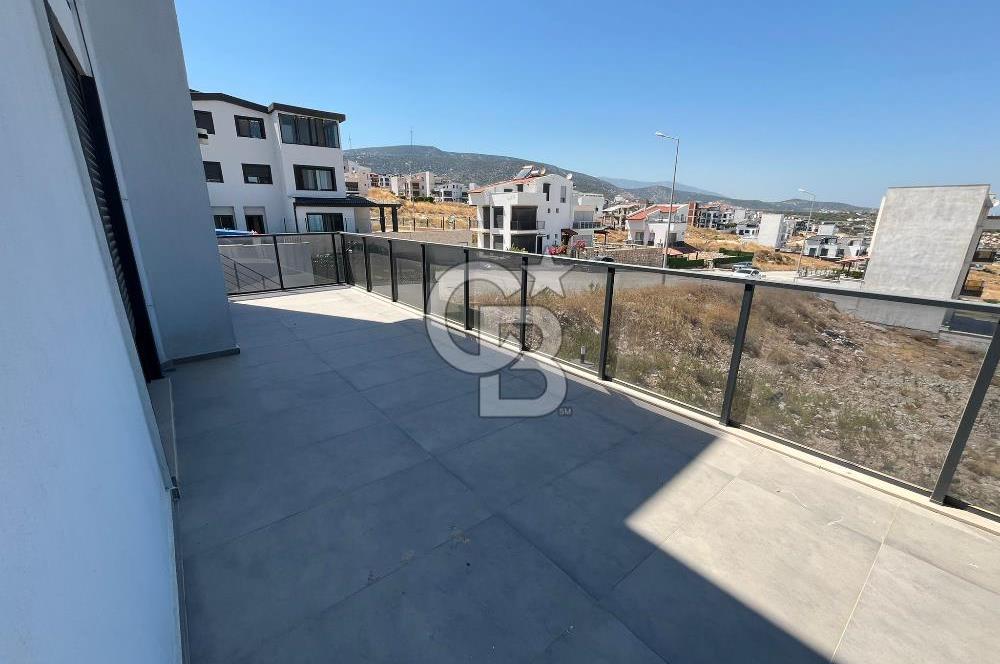 Karaburun Kamukent Sitesi 4+1 Eşyalı Kiralık Tripleks Villa