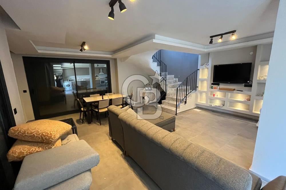 Karaburun Kamukent Sitesi 4+1 Eşyalı Kiralık Tripleks Villa