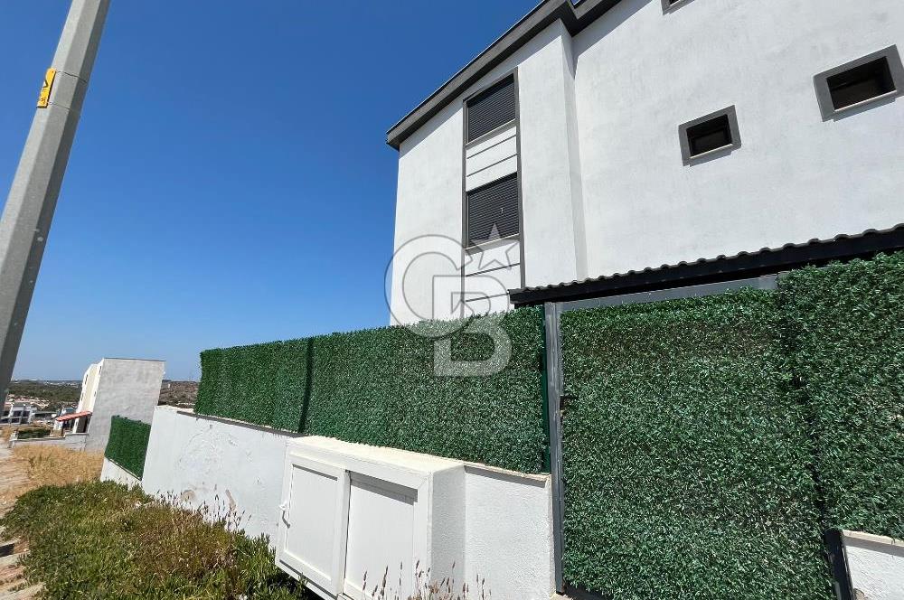 Karaburun Kamukent Sitesi 4+1 Eşyalı Kiralık Tripleks Villa