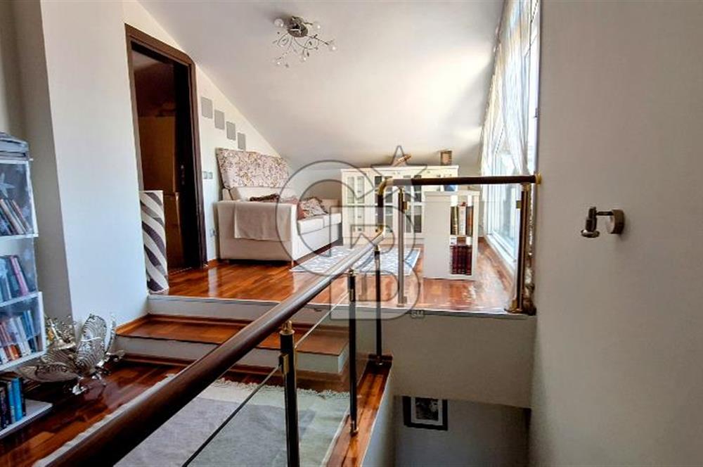 Çengelköy'de Sitede Kısmi Boğaz Manzaralı Teraslı Bakımlı Dubleks
