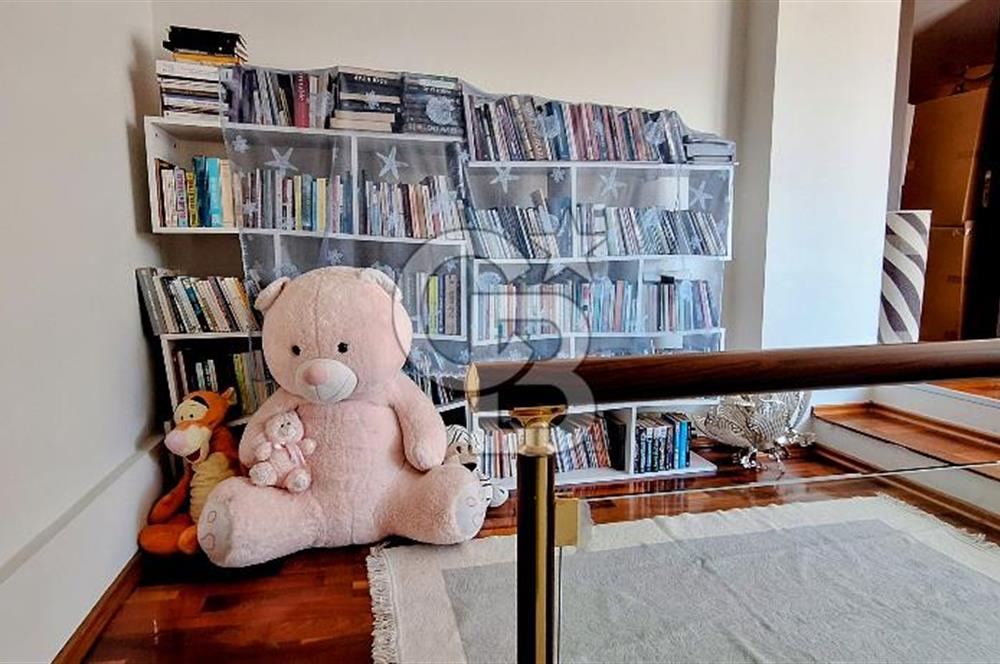 Çengelköy'de Sitede Kısmi Boğaz Manzaralı Teraslı Bakımlı Dubleks
