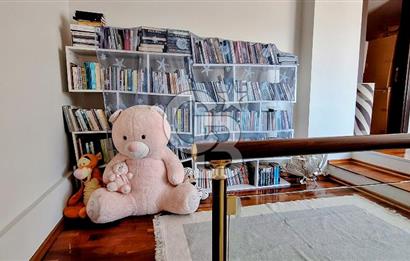 Çengelköy'de Sitede Kısmi Boğaz Manzaralı Teraslı Bakımlı Dubleks
