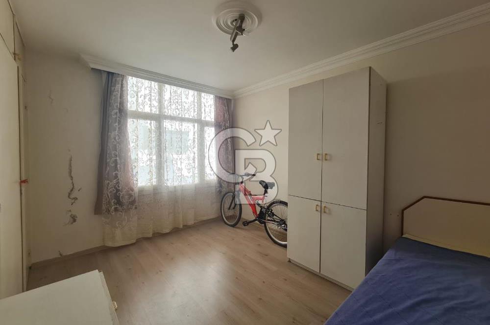 Karşıyaka Banka Sokağında 2+1 Satılık asansörlü ara kat daire