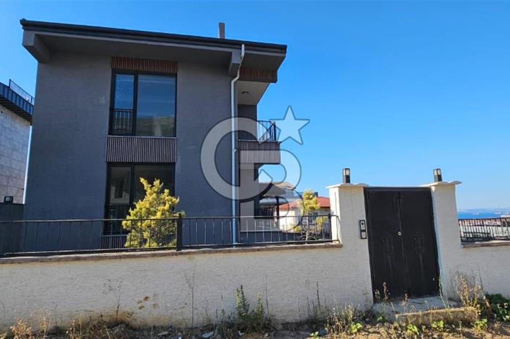 Yalova Merkezde Full Deniz Manzaralı Asansörlü 6+1 Satılık Villa!