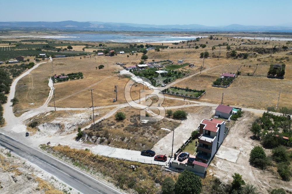 DİKİLİ ÇANDARLI’DA ANAYOLA KOMŞU SATILIK YATIRIMLIK ARSA