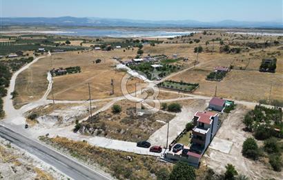 DİKİLİ ÇANDARLI’DA ANAYOLA KOMŞU SATILIK YATIRIMLIK ARSA