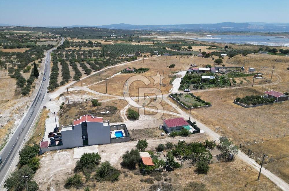 DİKİLİ ÇANDARLI’DA ANAYOLA KOMŞU SATILIK YATIRIMLIK ARSA