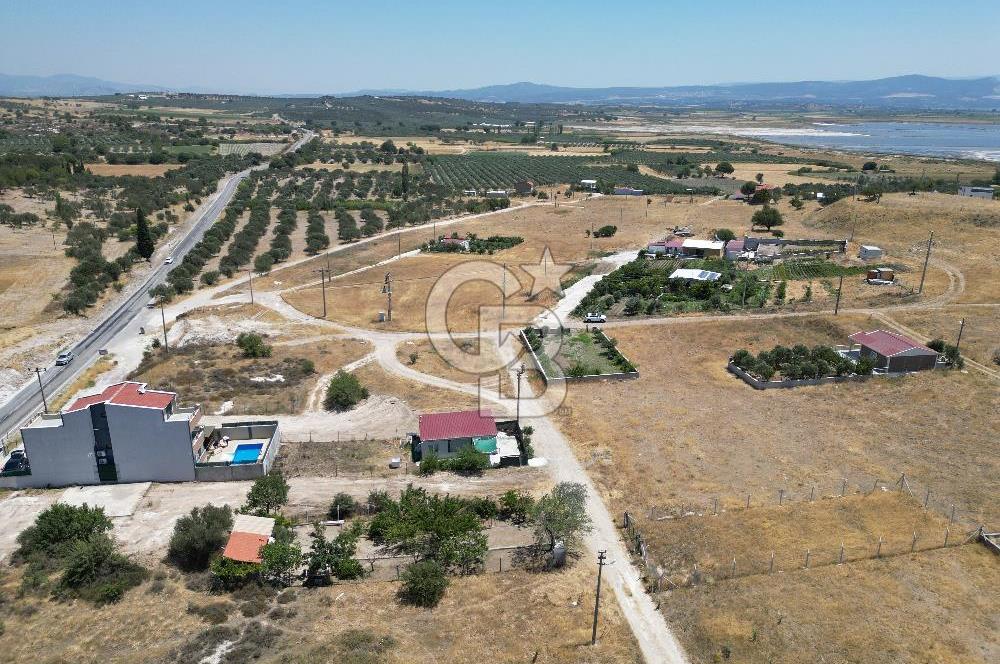 DİKİLİ ÇANDARLI’DA ANAYOLA KOMŞU SATILIK YATIRIMLIK ARSA