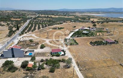 DİKİLİ ÇANDARLI’DA ANAYOLA KOMŞU SATILIK YATIRIMLIK ARSA