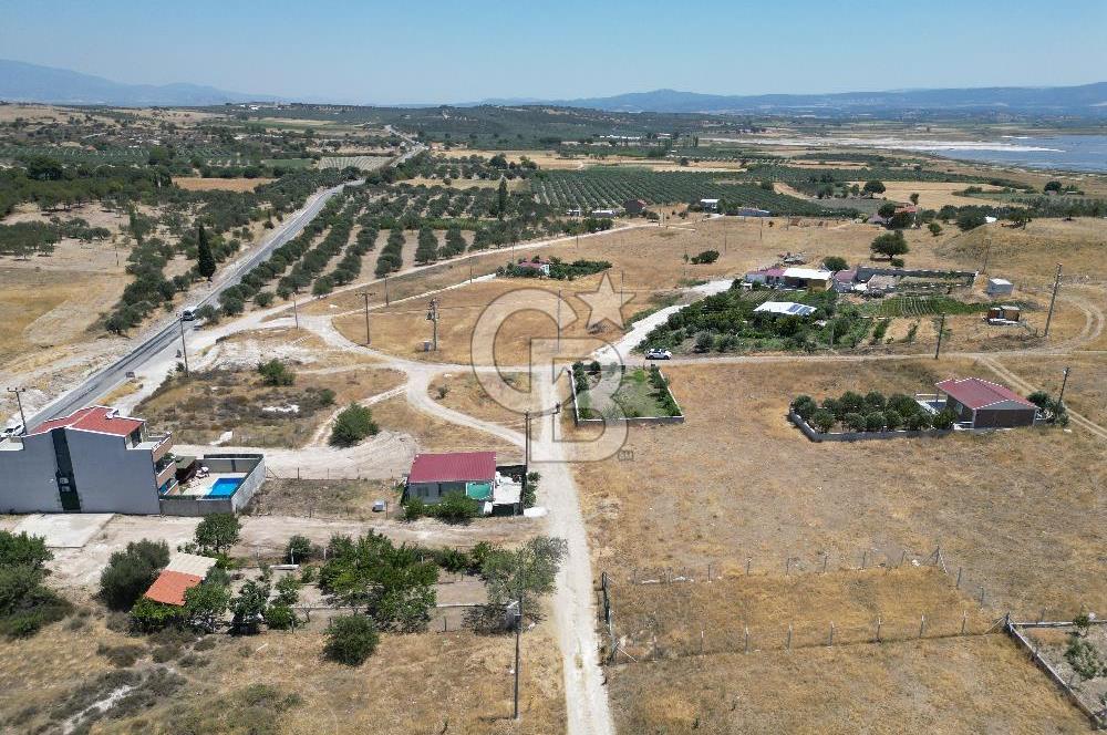 DİKİLİ ÇANDARLI’DA ANAYOLA KOMŞU SATILIK YATIRIMLIK ARSA