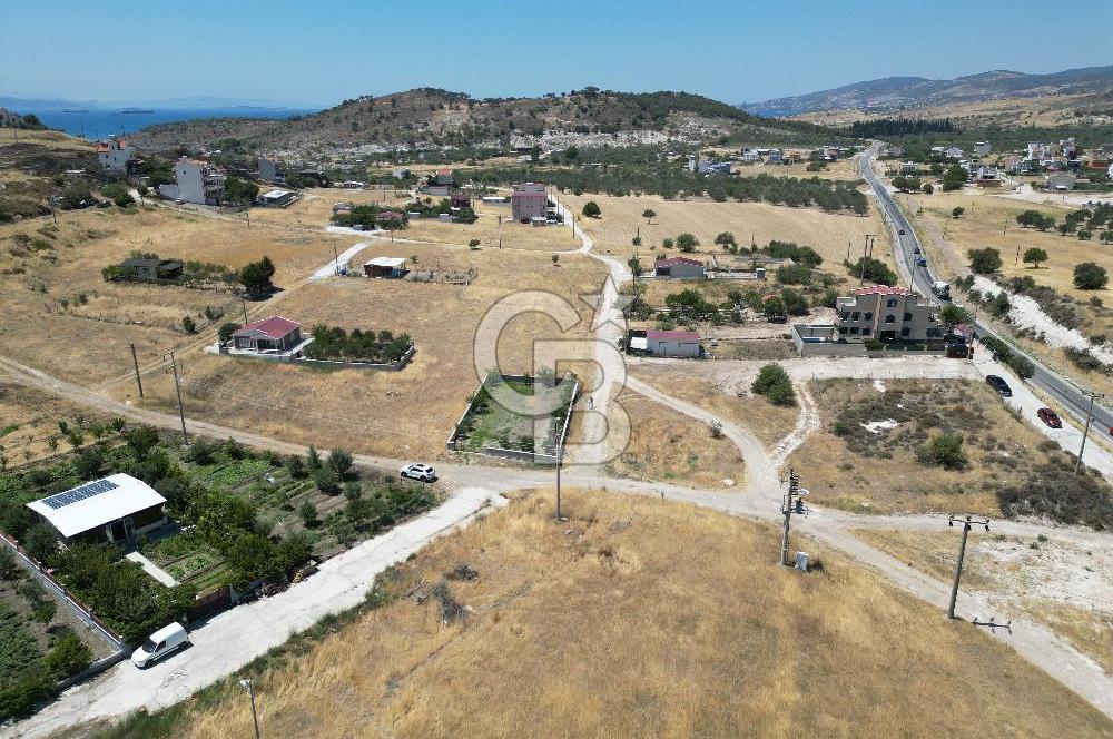 DİKİLİ ÇANDARLI’DA ANAYOLA KOMŞU SATILIK YATIRIMLIK ARSA