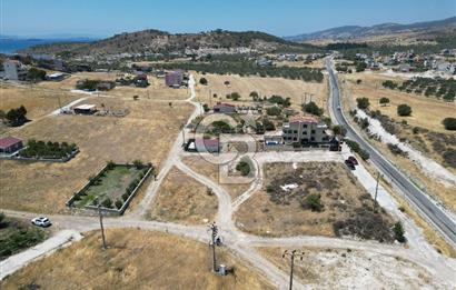 DİKİLİ ÇANDARLI’DA ANAYOLA KOMŞU SATILIK YATIRIMLIK ARSA