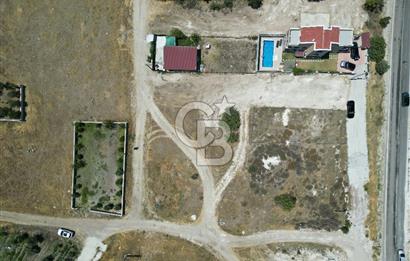 DİKİLİ ÇANDARLI’DA ANAYOLA KOMŞU SATILIK YATIRIMLIK ARSA