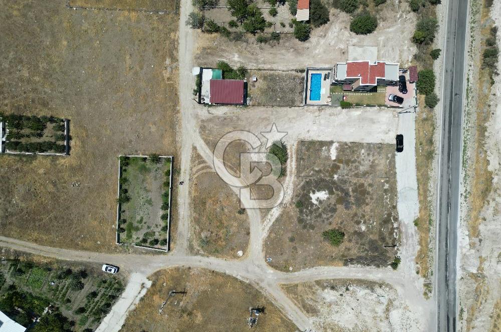 DİKİLİ ÇANDARLI’DA ANAYOLA KOMŞU SATILIK YATIRIMLIK ARSA